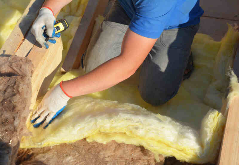 Contractor Insulating working roof insulation